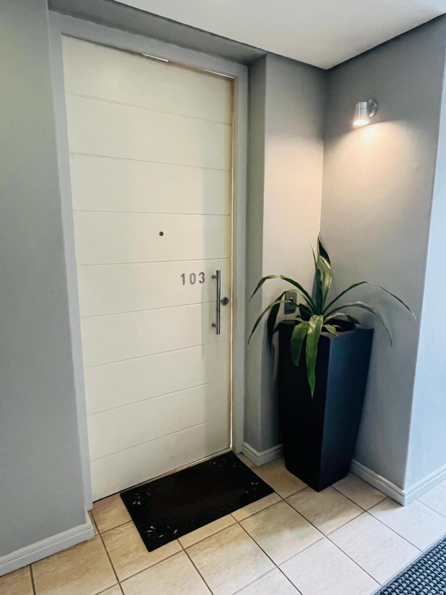 Luxurious Secure V&a Waterfront Apartment Cape Town