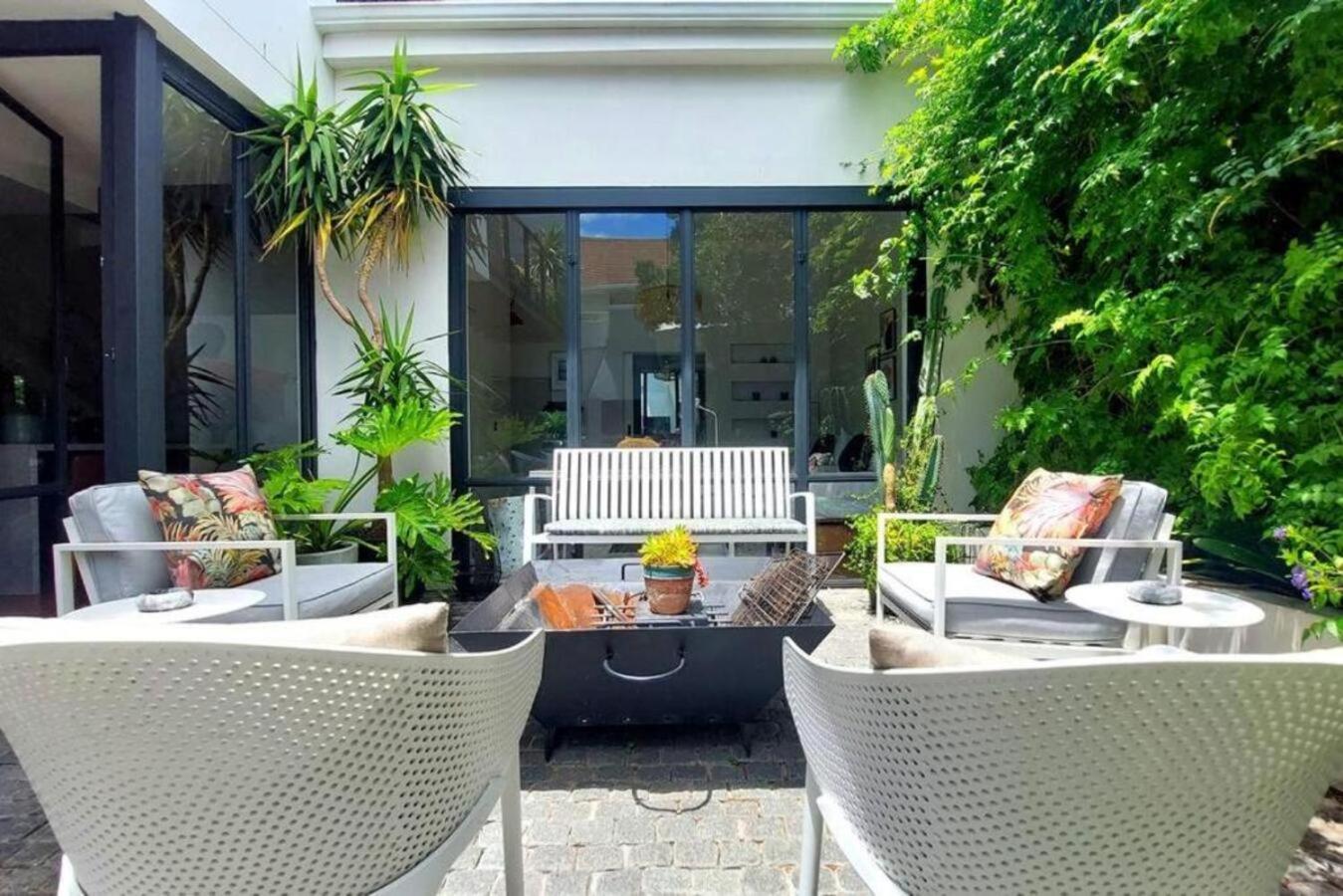 Villa Victorian With Stunning Views & Pool