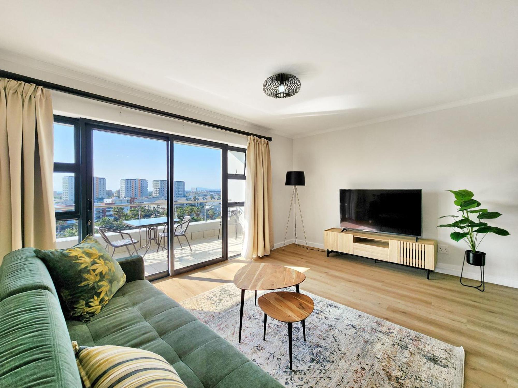 Canal, Mountains, Sea Views, Pool, Gym, Parking, Wifi * Cape Town