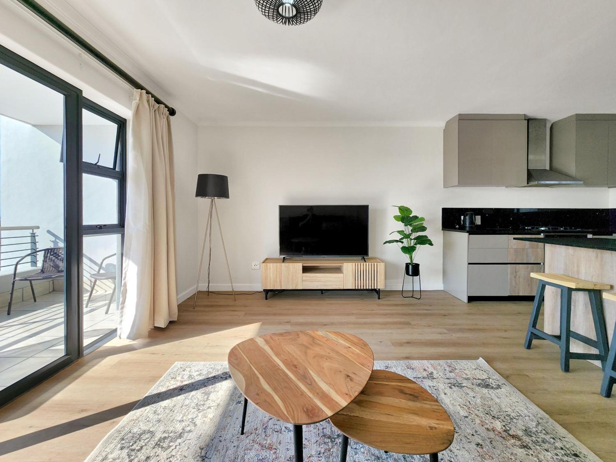 Canal, Mountains, Sea Views, Pool, Gym, Parking, Wifi * Cape Town
