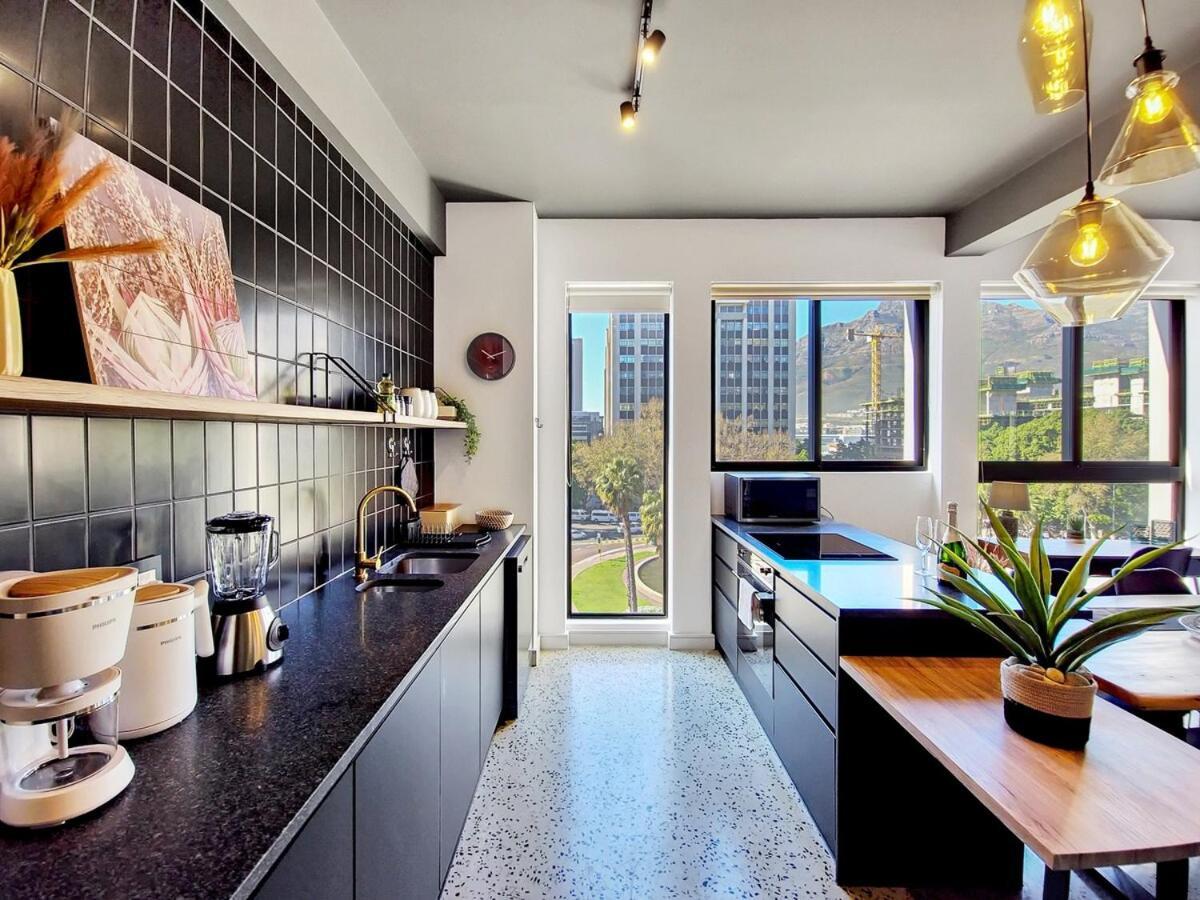 Oasis With Rooftop Pool! Apartment
