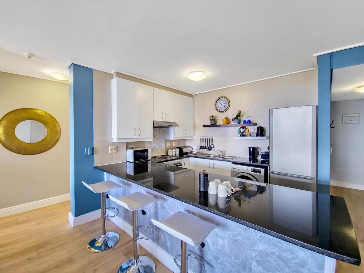 Central, Secure, Family With Pool And Gym! Apartment