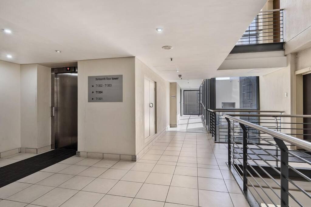 Stylish 2-bed In The Heart Of Apartment *