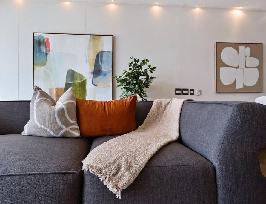 Apartment Stylish 2-bed In The Heart Of