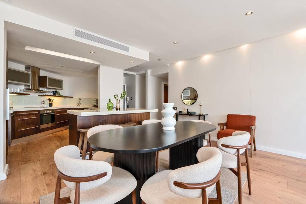Stylish 2-bed In The Heart Of Apartment Cape Town