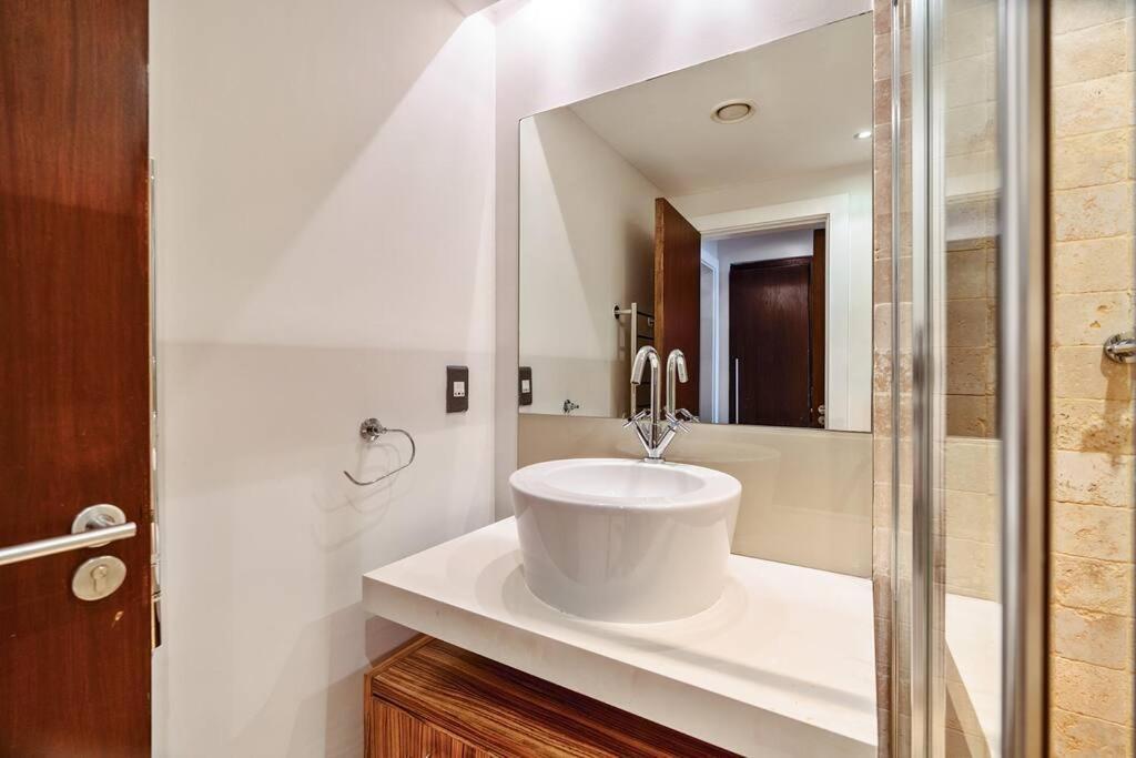 Apartment Stylish 2-bed In The Heart Of