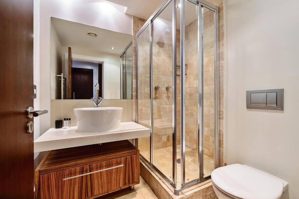 Stylish 2-bed In The Heart Of *