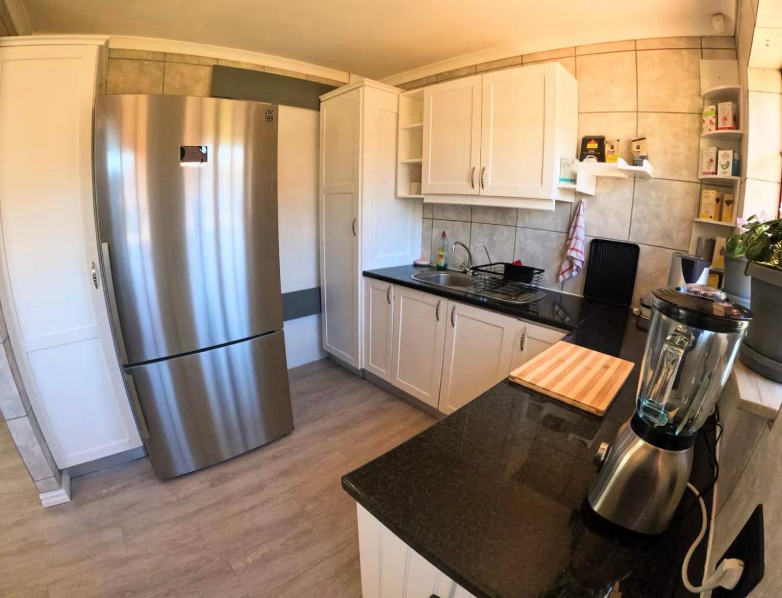 Spacious Cosy With Own Bathroom, No Load Shedding Homestay