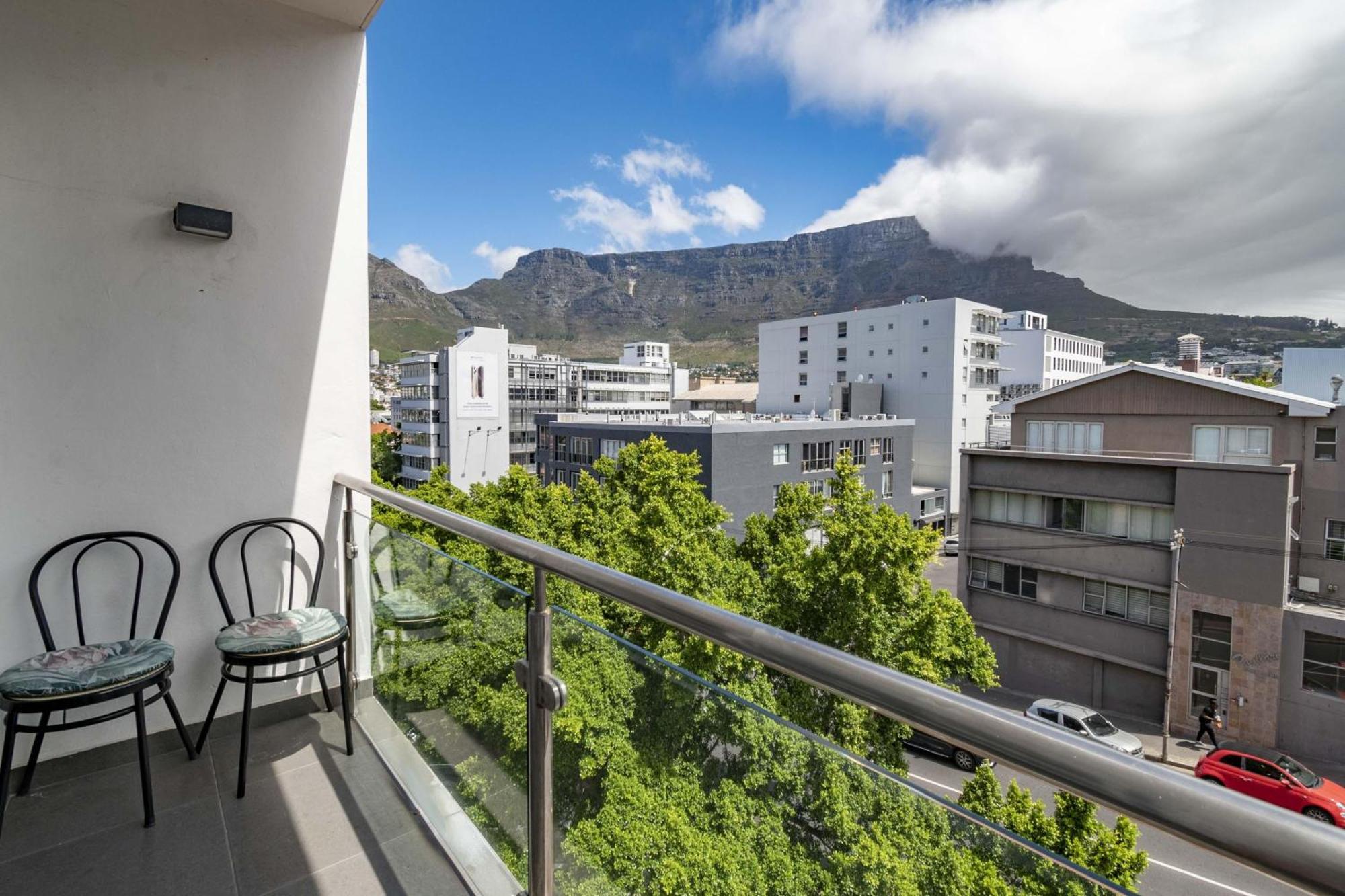 Apartment Stylish City With Mountain Views
