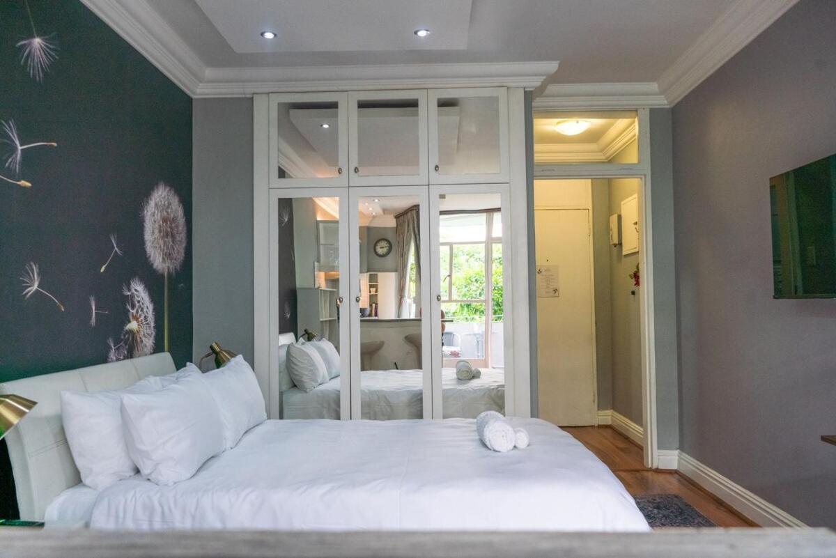 Hyde Park Bachelor, Centre Cape Town