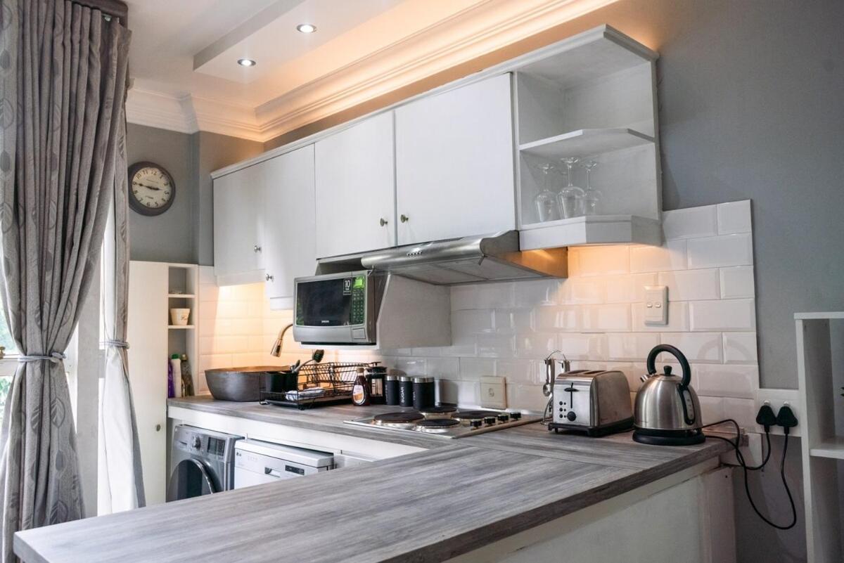 Hyde Park Bachelor, Centre Apartment