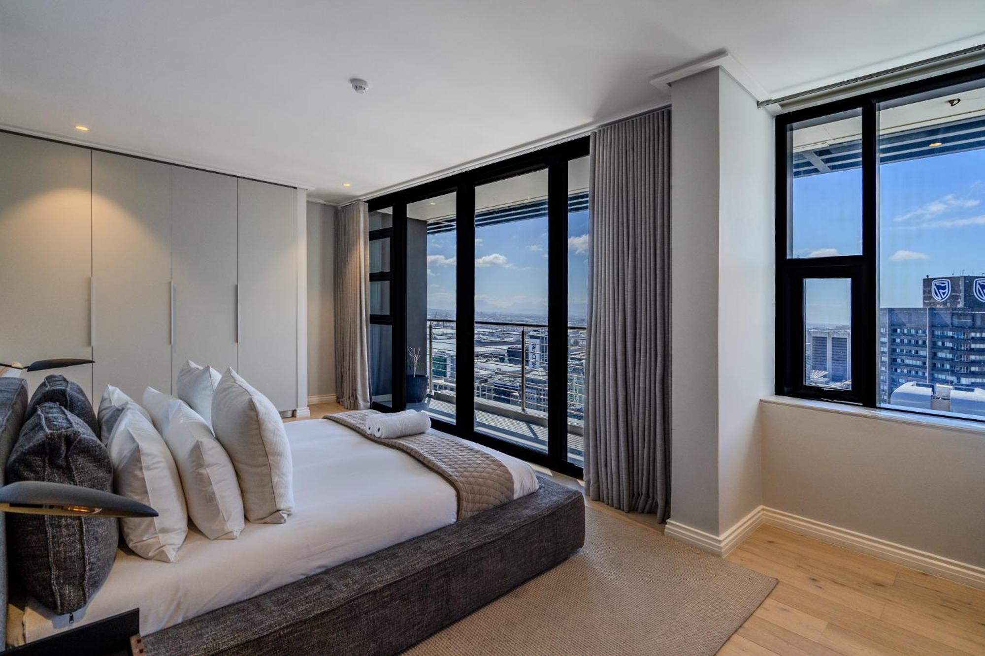 Exclusive Penthouse With Mountain & Ocean Views Cape Town