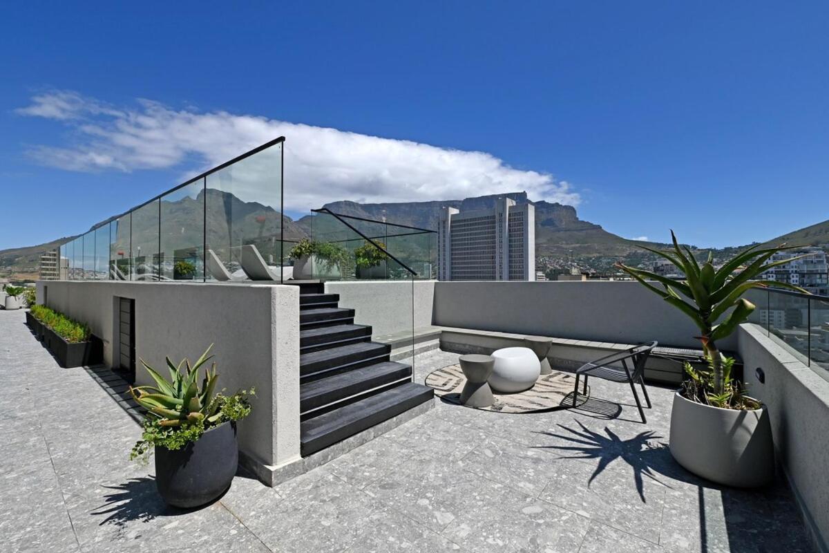 Halo - Sleek Urban At The Tokyo Cape Town