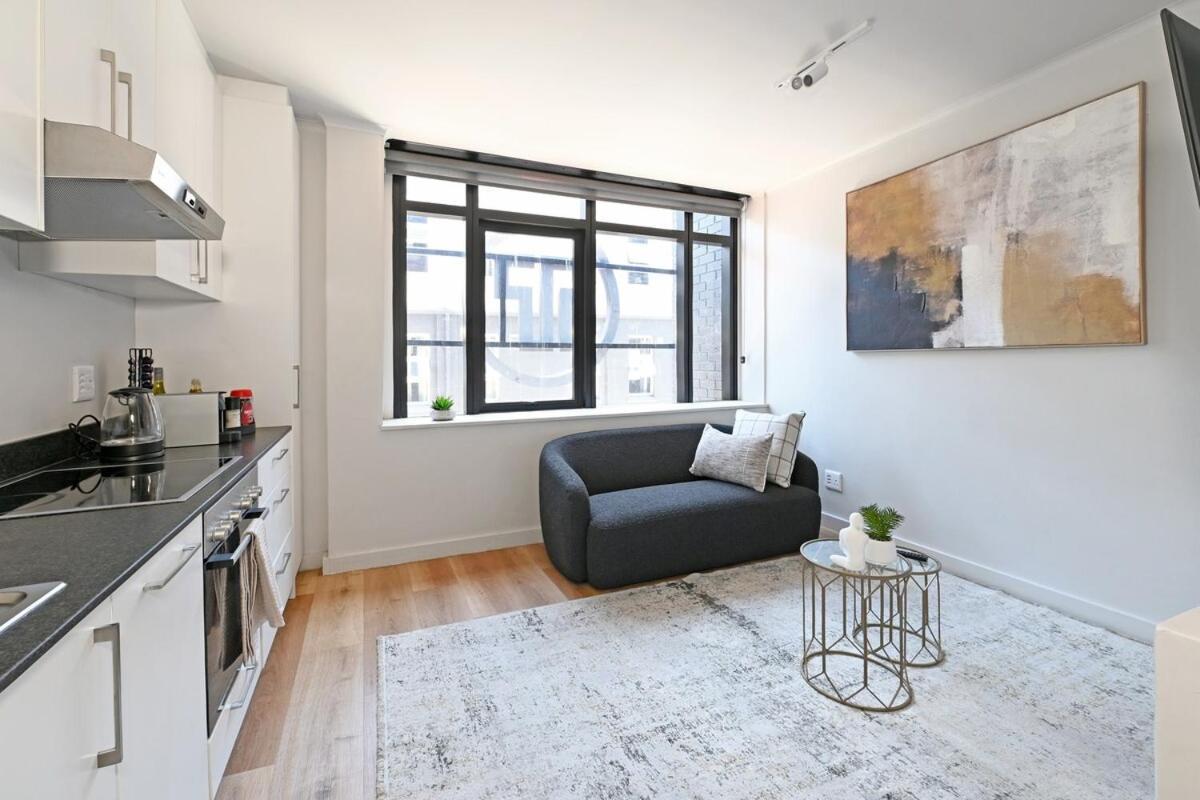 Halo - Sleek Urban At The Tokyo Apartment Cape Town