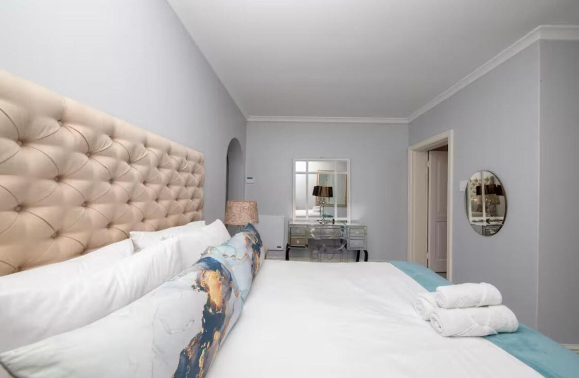 Apartment Vintage Alcove In Point, Sleeps 4