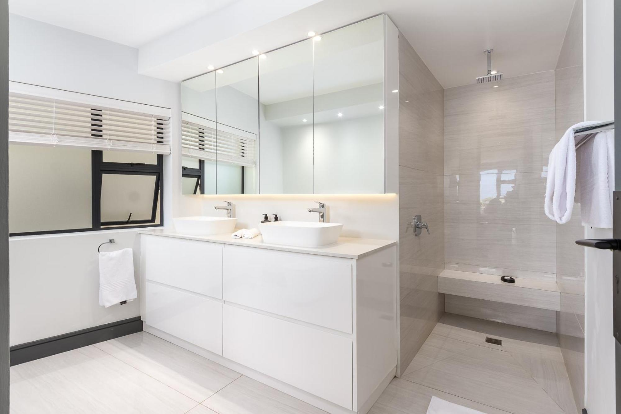 Horizon Sunset Camps Bay In - 2 Bedroom 3 Bathroom No Powercuts Cape Town