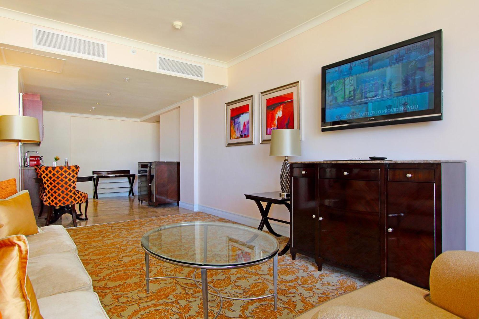 Taj - Spacious 5 Star With Kitchenette - Privately Rented 5* Cape Town