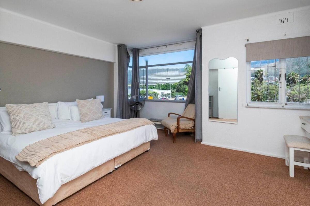 Spacious 2-bed - Mouille Point Apartment