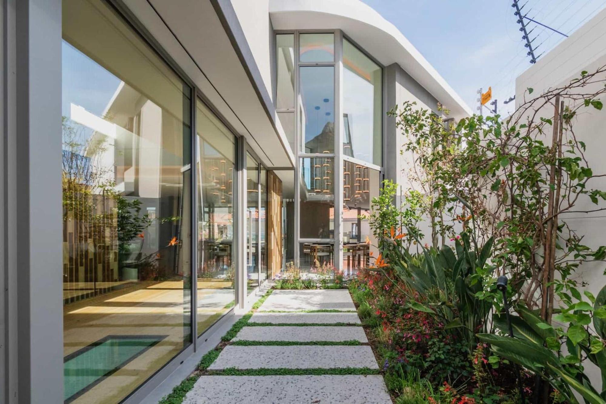 Grand Camps Bay 5bed W Views Pool Gym Serena *