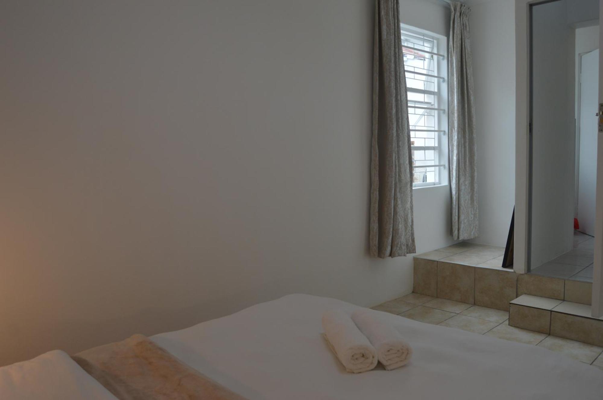 Oasis - Renovated - Queen Extra Length Bed Apartment Cape Town
