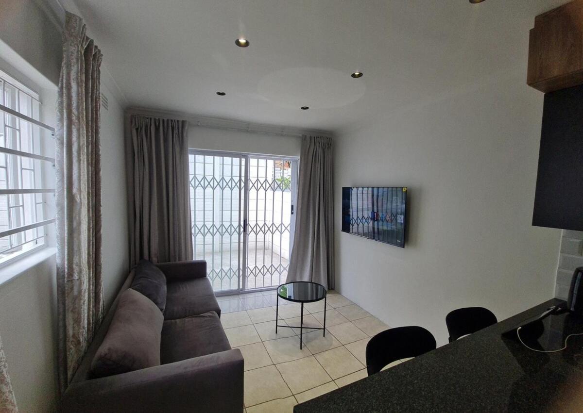 Oasis - Renovated - Queen Extra Length Bed Apartment *