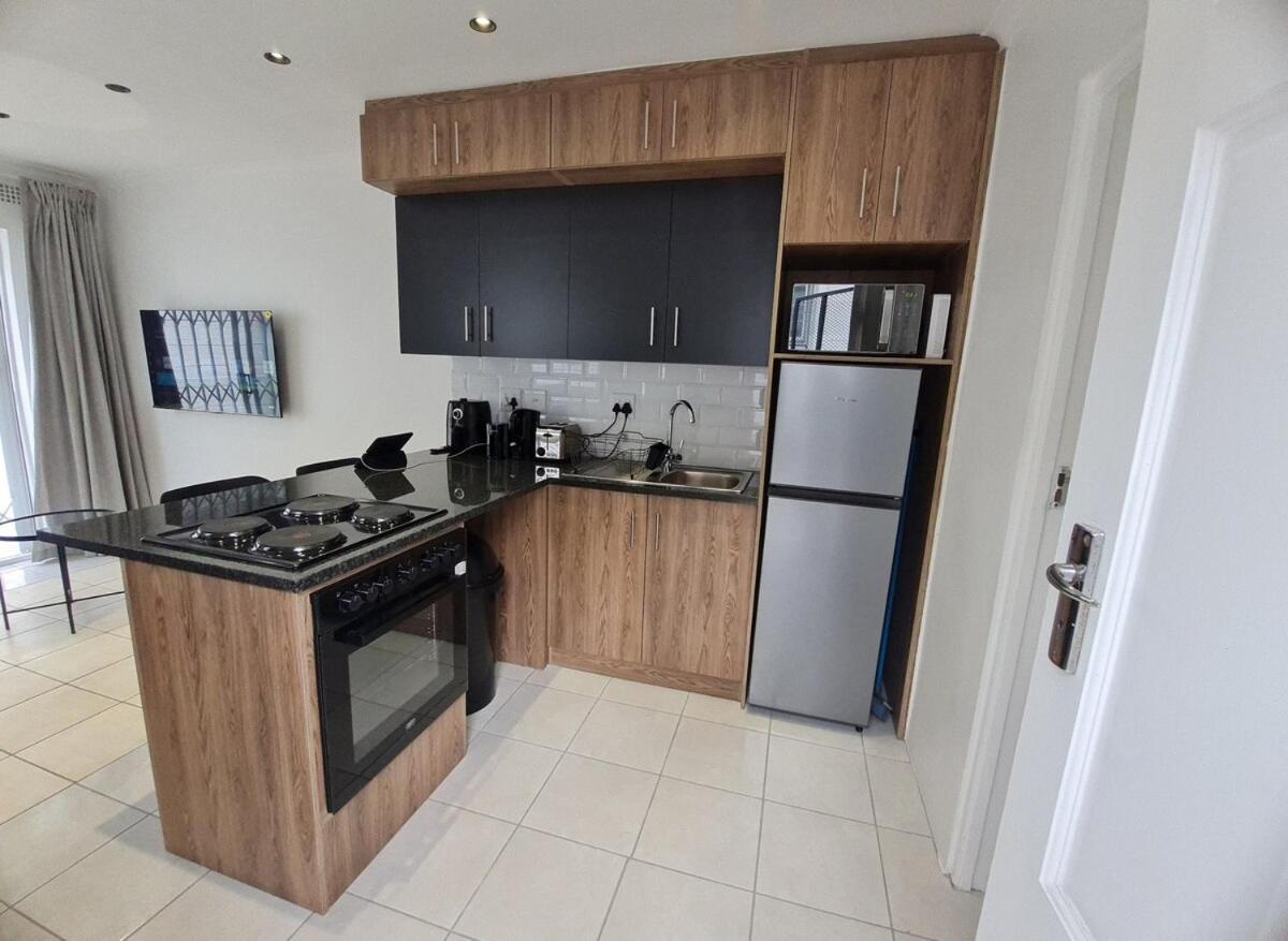 Apartment Oasis - Renovated - Queen Extra Length Bed Cape Town