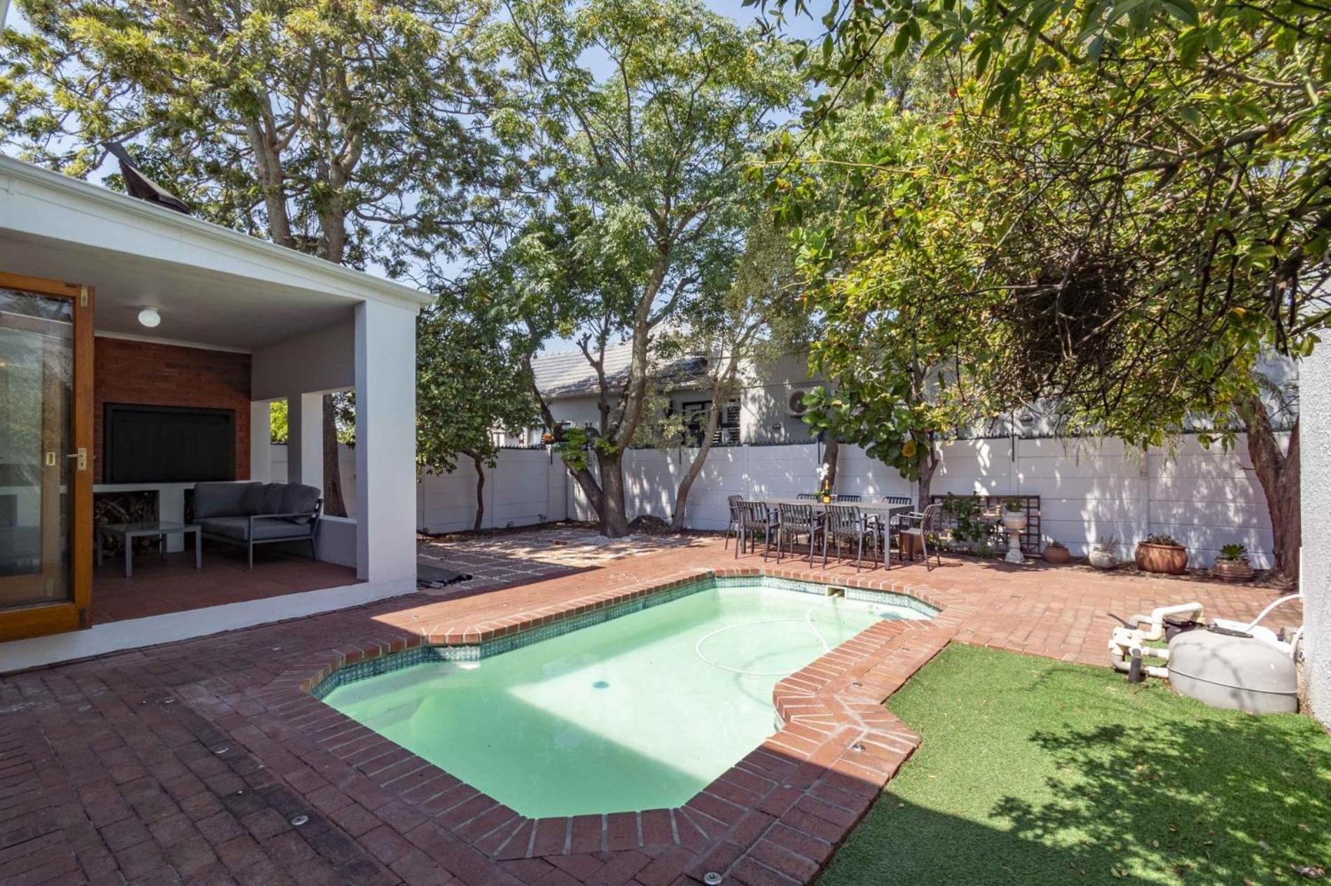 Spacious Claremont With Pool Fireplace *