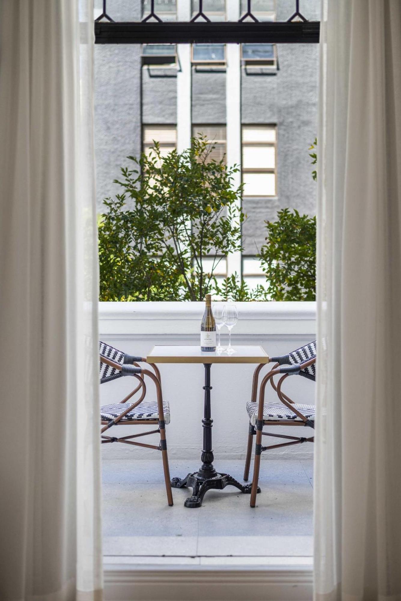 Chic 2nd Floor Venice House Balcony Apartment