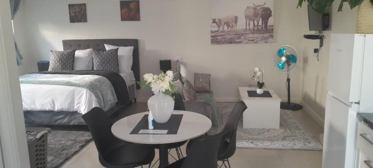 Homestay Sunningdale White House Cape Town