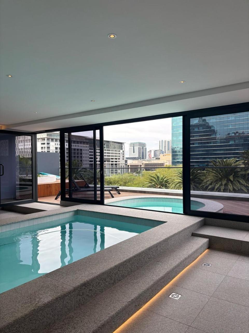 Stylish With Views & Pool At Zeeland Pier Apartamento