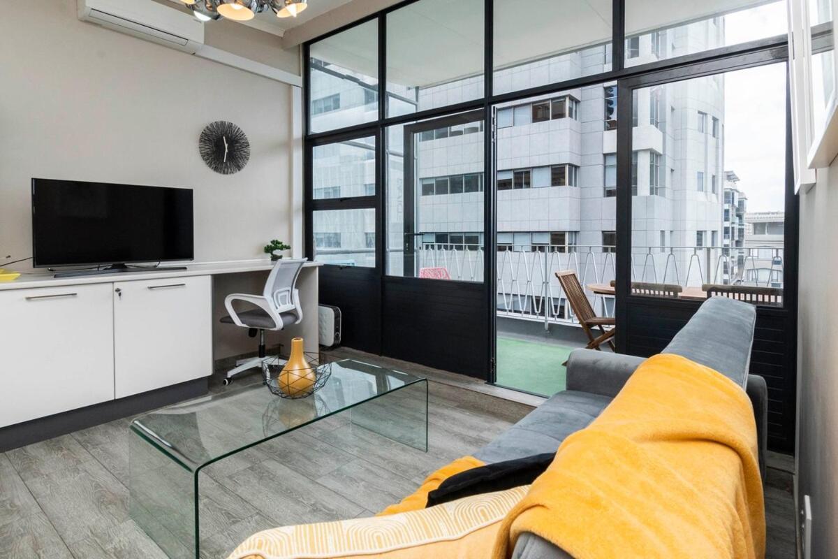 2bed W Balcony 5 Minutes To V&a, Cticc