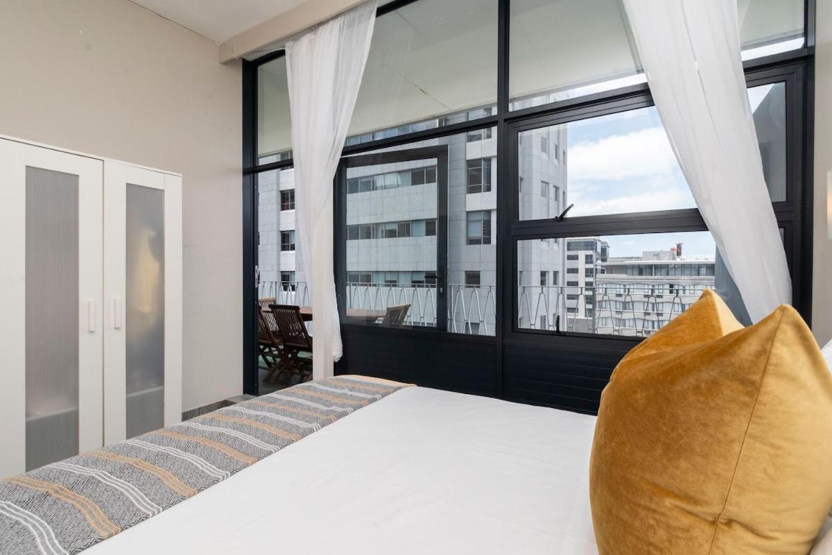 2bed W Balcony 5 Minutes To V&a, Cticc