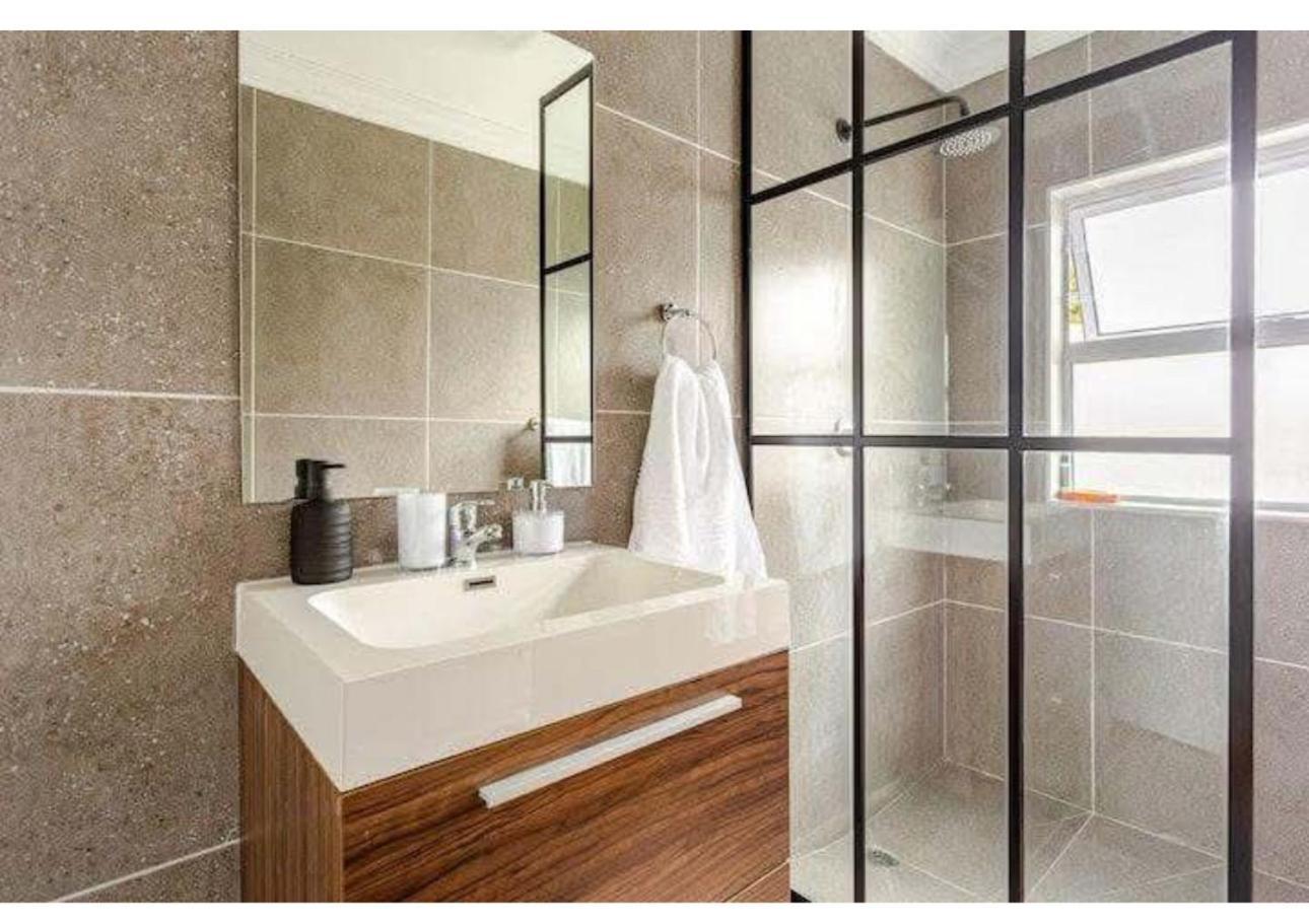 Caline Vip Luxury Jacuzzi &, Swimming Pool Mews Bed & Breakfast Cape Town