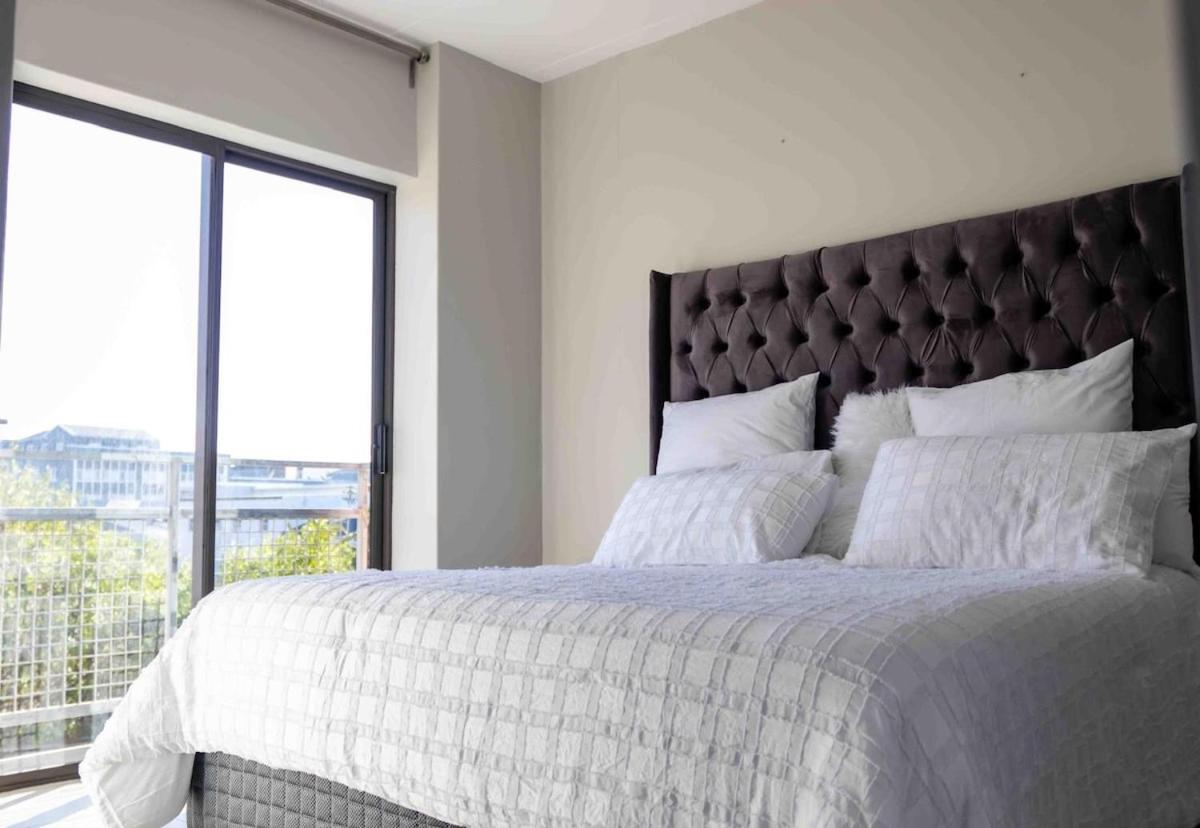 Spacious 2 Bed With Mountain Views The Factory Cape Cape Town
