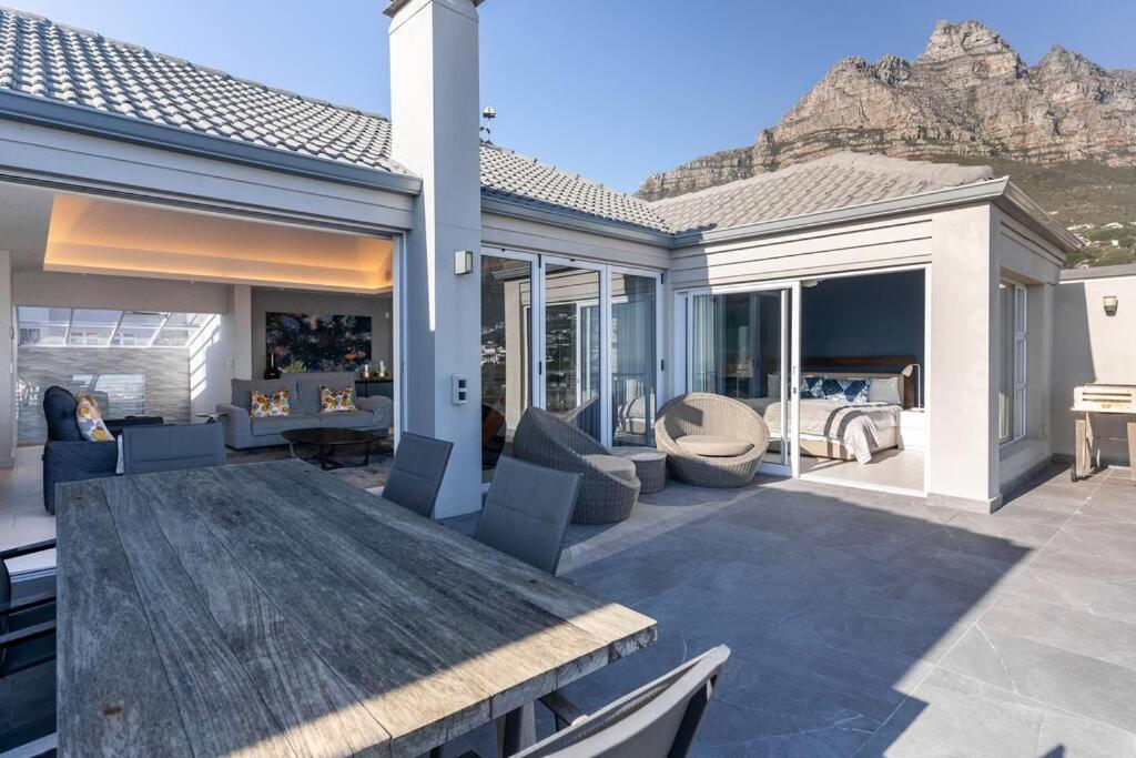 Camps Bay Gem Ocean & Mountain Views Holiday home *