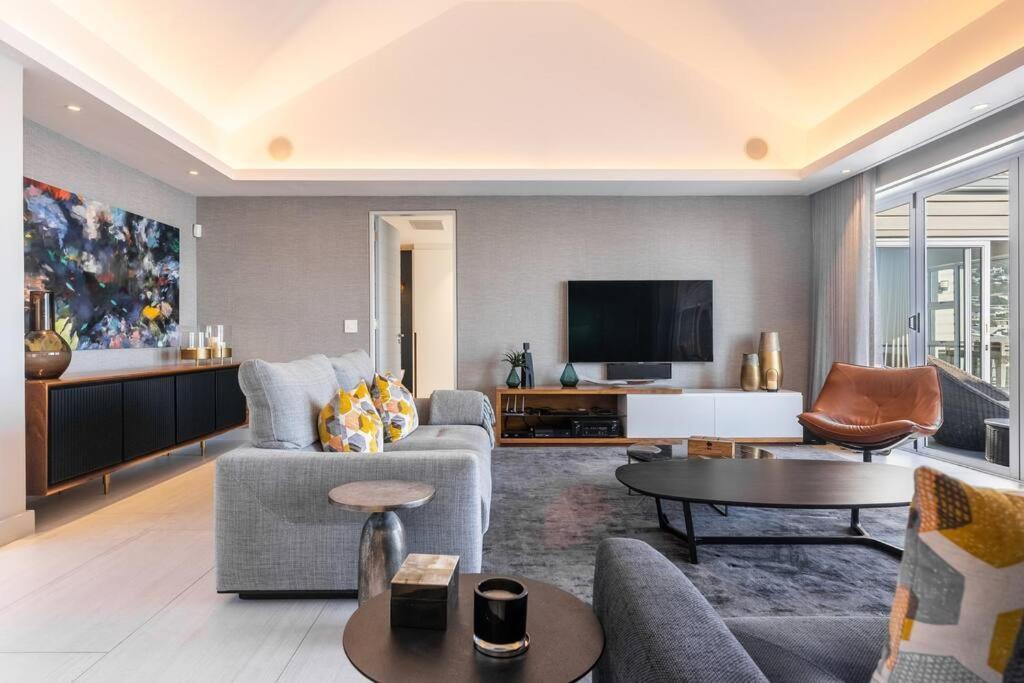Camps Bay Gem Ocean & Mountain Views *