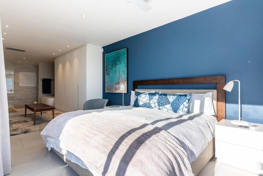 Camps Bay Gem Ocean & Mountain Views Holiday home *