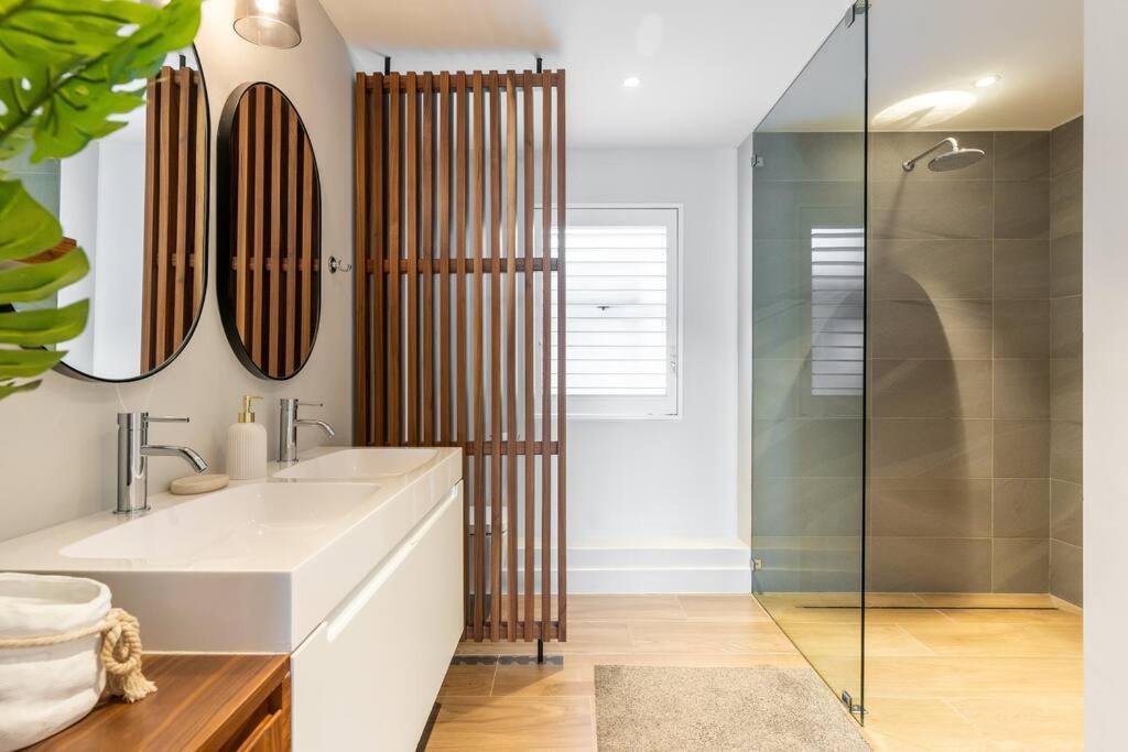 Camps Bay Gem Ocean & Mountain Views Holiday home Cape Town