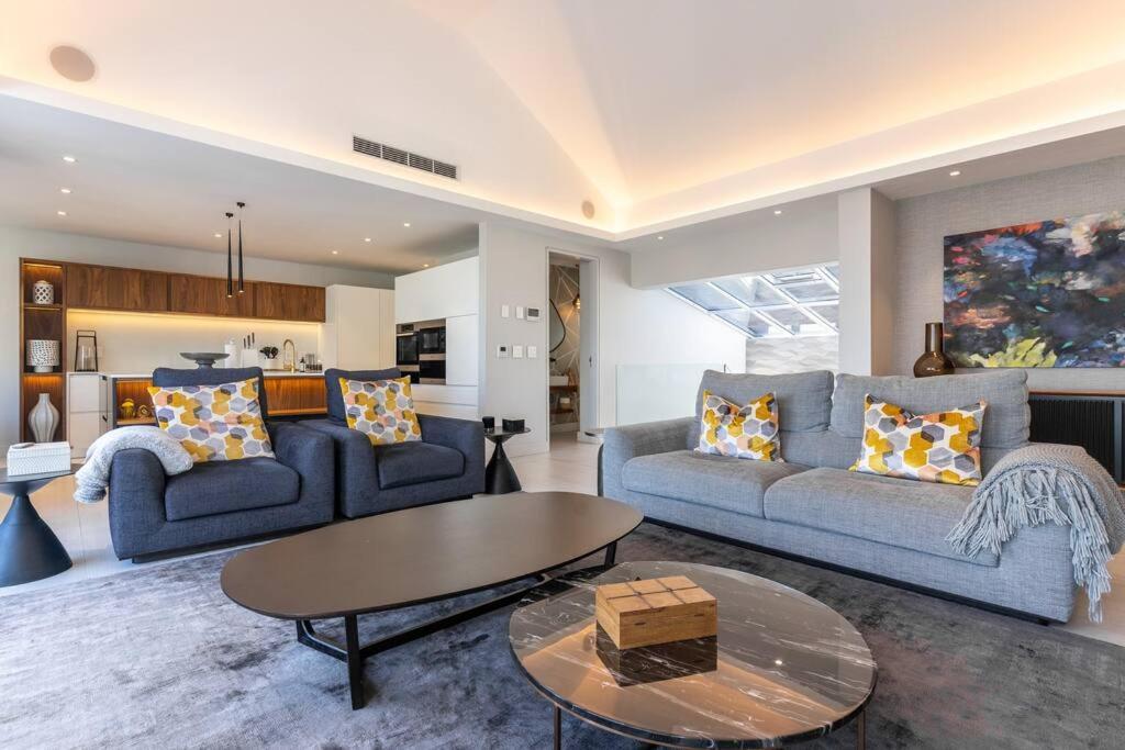 Camps Bay Gem Ocean & Mountain Views