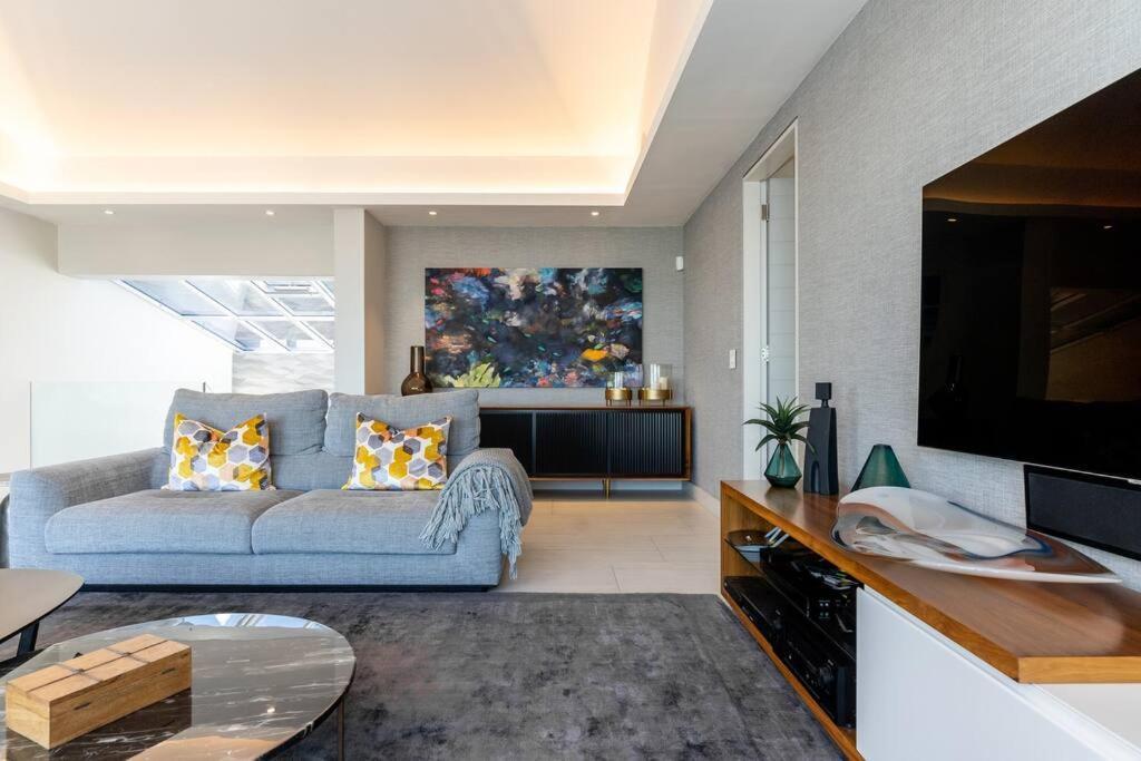 Camps Bay Gem Ocean & Mountain Views Holiday home Cape Town