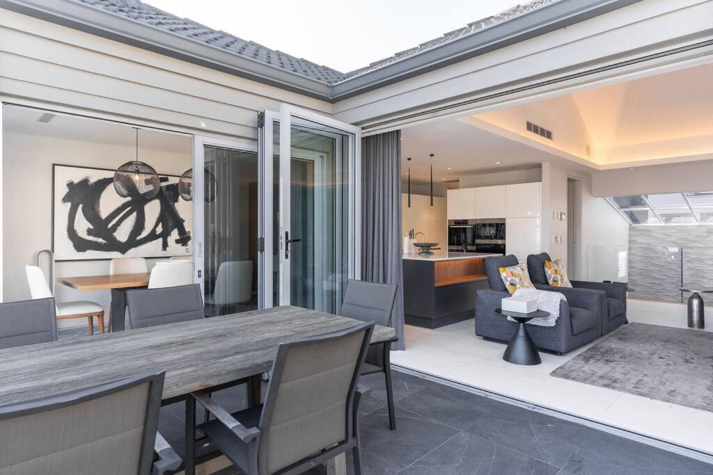 Camps Bay Gem Ocean & Mountain Views *