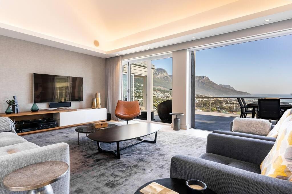 Camps Bay Gem Ocean & Mountain Views *