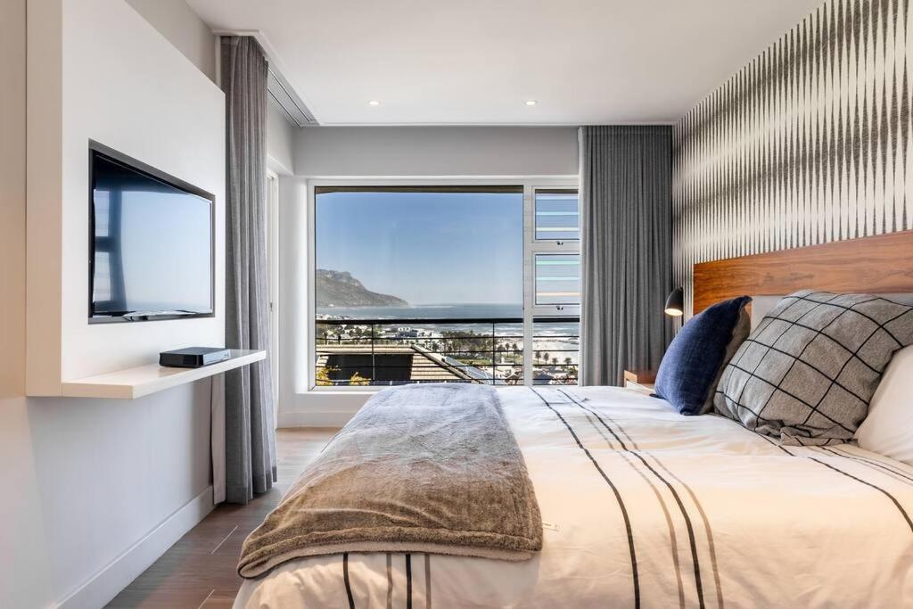 Camps Bay Gem Ocean & Mountain Views Holiday home Cape Town
