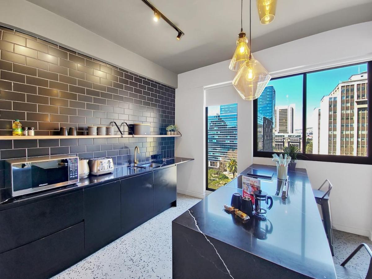 Stylish With Rooftop Pool! Apartamento