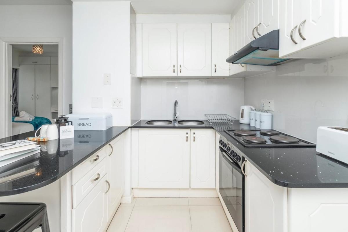 In Seapoint, Pool And Free Parking. Apartment