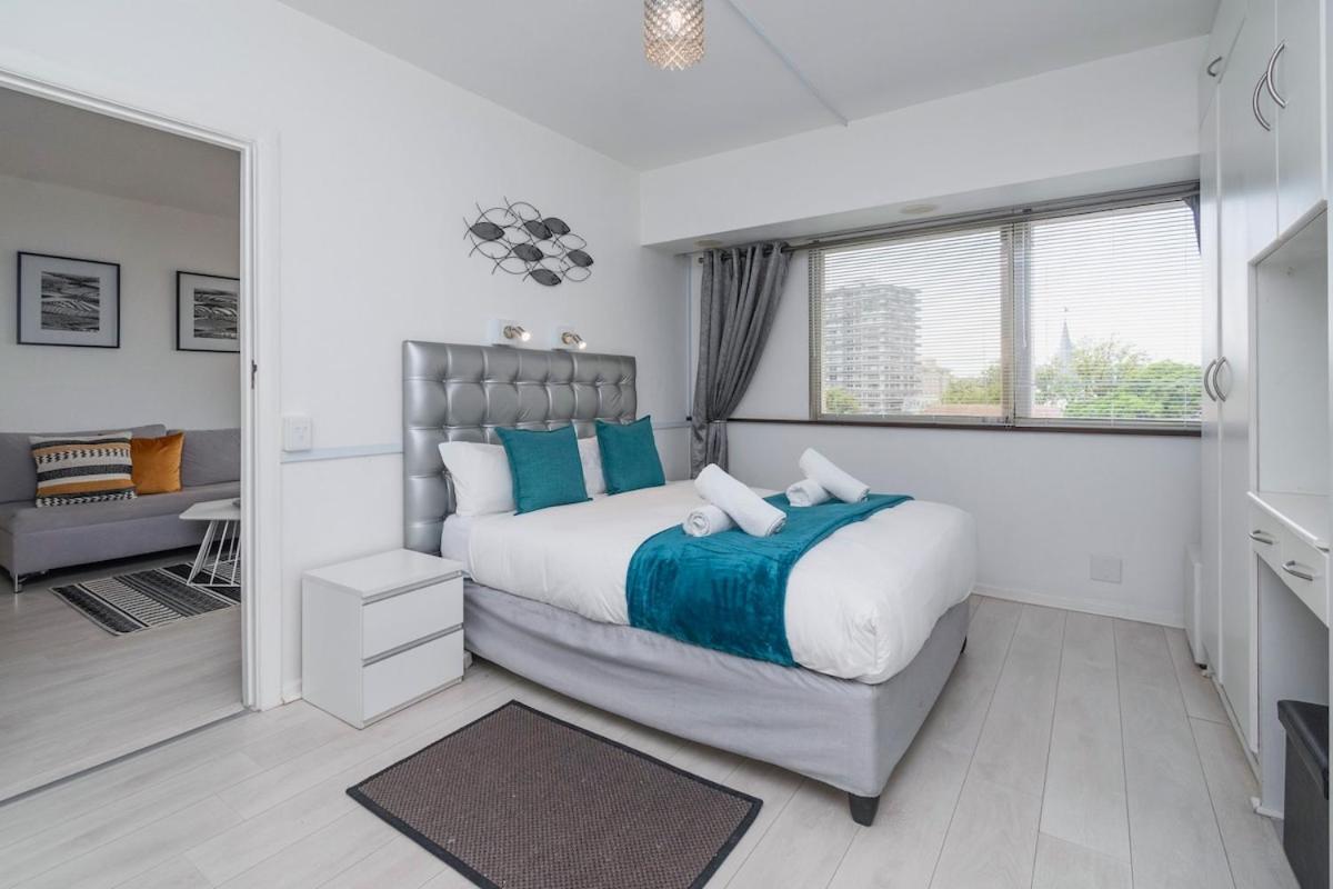 In Seapoint, Pool And Free Parking. Apartment Cape Town