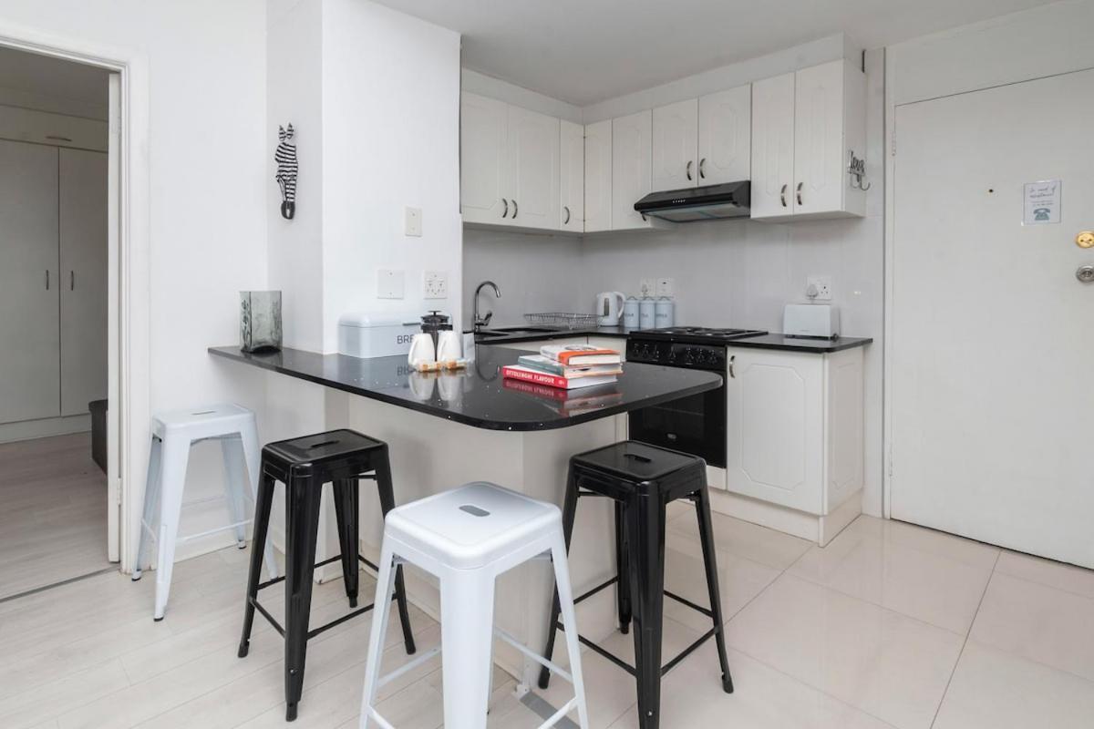Apartment In Seapoint, Pool And Free Parking. *