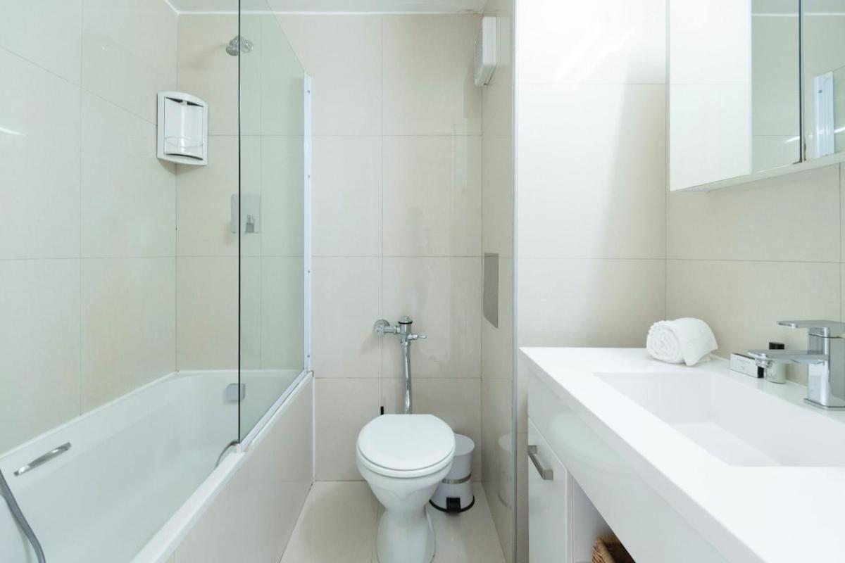 In Seapoint, Pool And Free Parking. Apartment