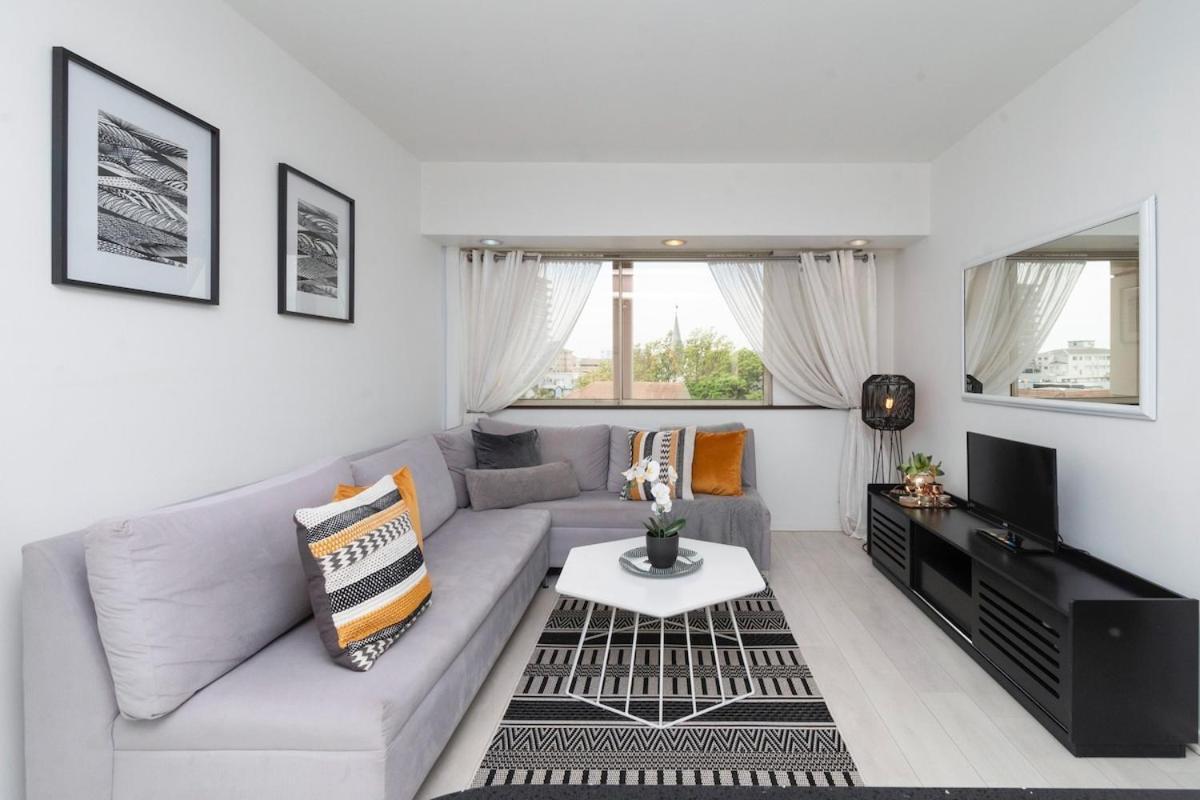 In Seapoint, Pool And Free Parking. Apartment *