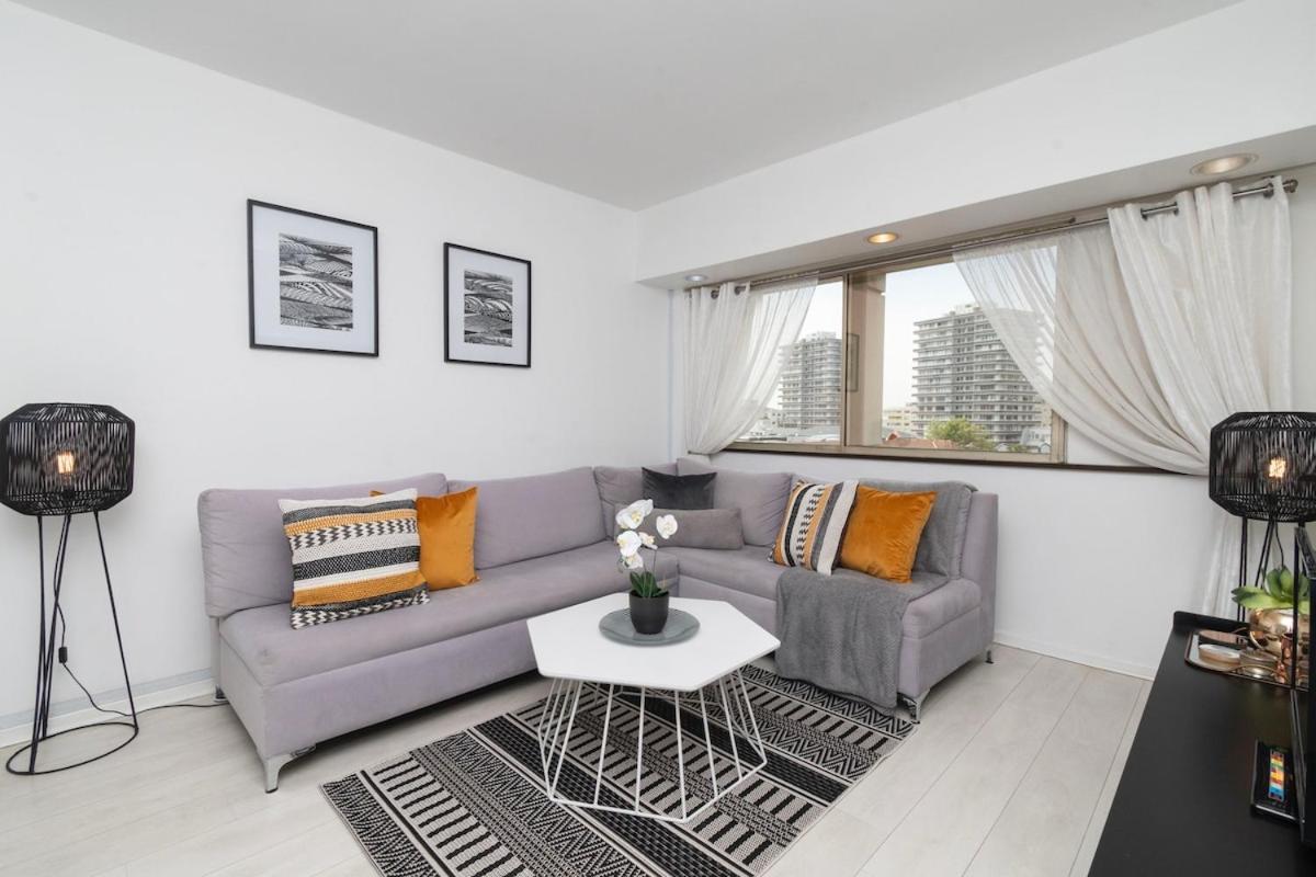 Apartment In Seapoint, Pool And Free Parking. *